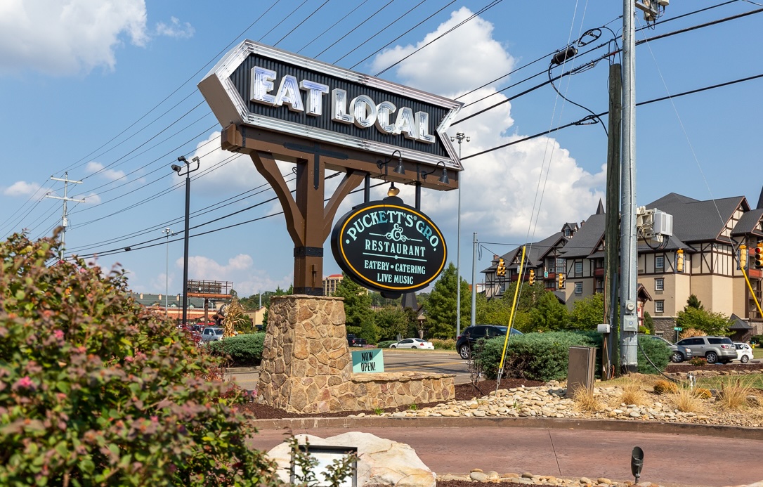Puckett's Restaurant sign before the Cirrus LED display upgrade
